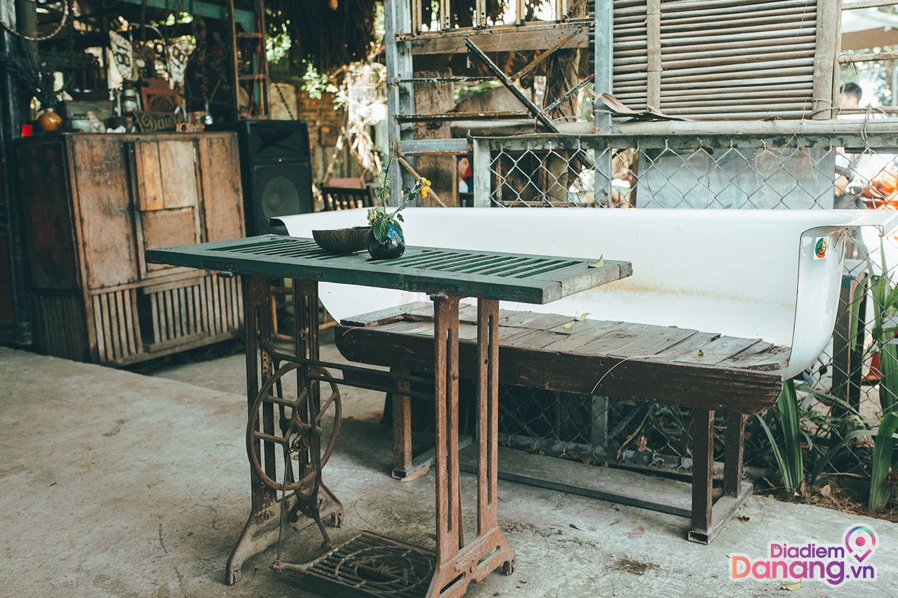 Những chiếc máy may cổ được sử dụng trang trí không gian quán được dân phượt yêu thích