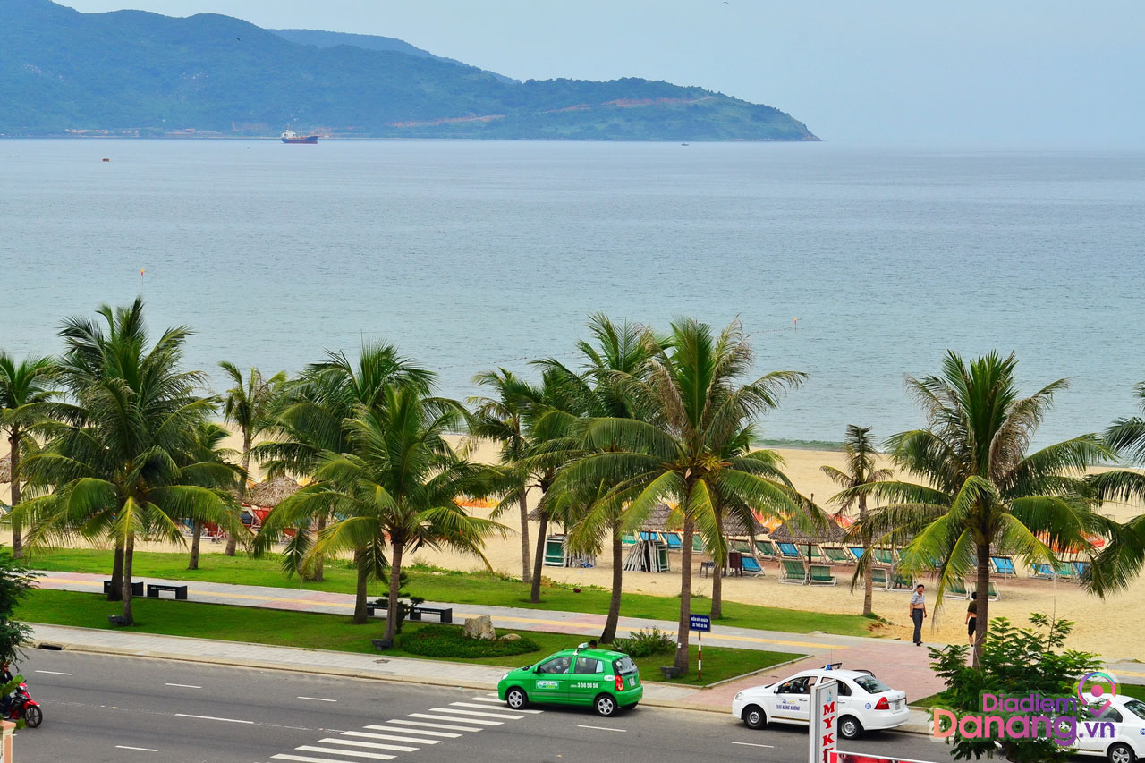 Bãi biển Phạm Văn Đồng