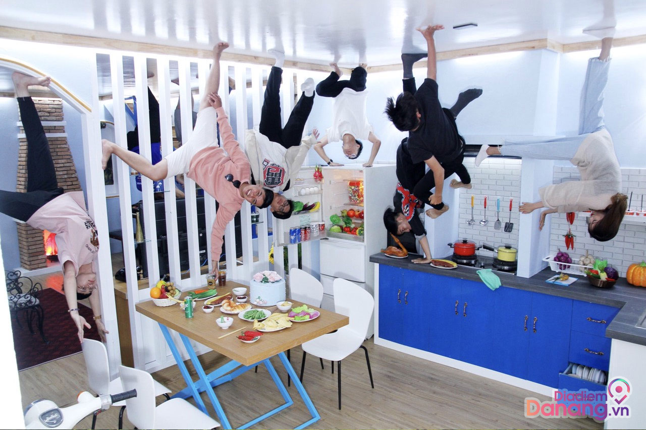 Ngôi nhà úp ngược (Upside down house)