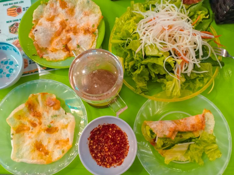 Bánh Ép Huế – Chiếc Bánh Ép với Chén Mắm Nêm gây thương nhớ đã quay trở lại