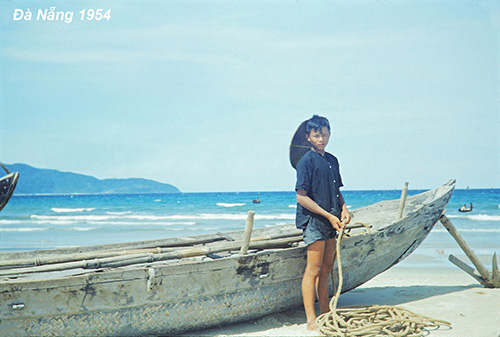 Đà Nẵng nằm trên dải đất miền Trung, hiện là một trong 5 thành phố trực thuộc Trung Ương. Theo sách Lịch sử thành phố Đà Nẵng năm 2001, thành phố có khoảng 50.000 dân vào những năm 1954 - 1955. Đà Nẵng nằm trên dải đất miền Trung, hiện là một trong 5 thành phố trực thuộc Trung Ương. Theo sách Lịch sử thành phố Đà Nẵng năm 2001, thành phố có khoảng 50.000 dân vào những năm 1954 - 1955.