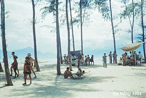 Năm 1950, Pháp trao trả Đà Nẵng cho chính phủ Quốc gia Việt Nam dưới thời Quốc trưởng Bảo Đại. Hiệp định Genève năm 1954 cũng ảnh hưởng không nhỏ đến diện mạo của thành phố trên nhiều phương diện. Từ tháng 10/1955, chính quyền Ngô Đình Diệm tiến hành phân chia lại địa giới hành chính. Lúc này, Đà Nẵng trực thuộc tỉnh Quảng Nam. Ảnh: Ronald B. Frankum Năm 1950, Pháp trao trả Đà Nẵng cho chính phủ Quốc gia Việt Nam dưới thời Quốc trưởng Bảo Đại. Hiệp định Genève năm 1954 cũng ảnh hưởng không nhỏ đến diện mạo của thành phố trên nhiều phương diện. Từ tháng 10/1955, chính quyền Ngô Đình Diệm tiến hành phân chia lại địa giới hành chính. Lúc này, Đà Nẵng trực thuộc tỉnh Quảng Nam. Ảnh: Ronald B. Frankum