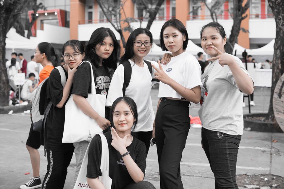 Sân trường ngày ấy vô cùng tươi đẹp