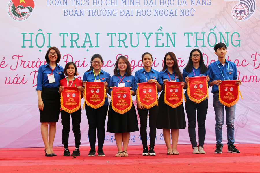 Những sinh viên năng động trong các hoạt động của đoàn trường đại học Ngoại Ngữ Đà Nẵng
