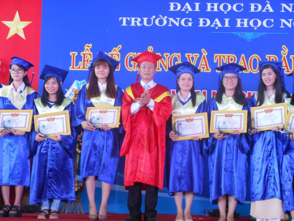 Sự rạng rỡ của những cử nhân đại học Ngoại ngữ khi được nhận bằng tốt nghiệp