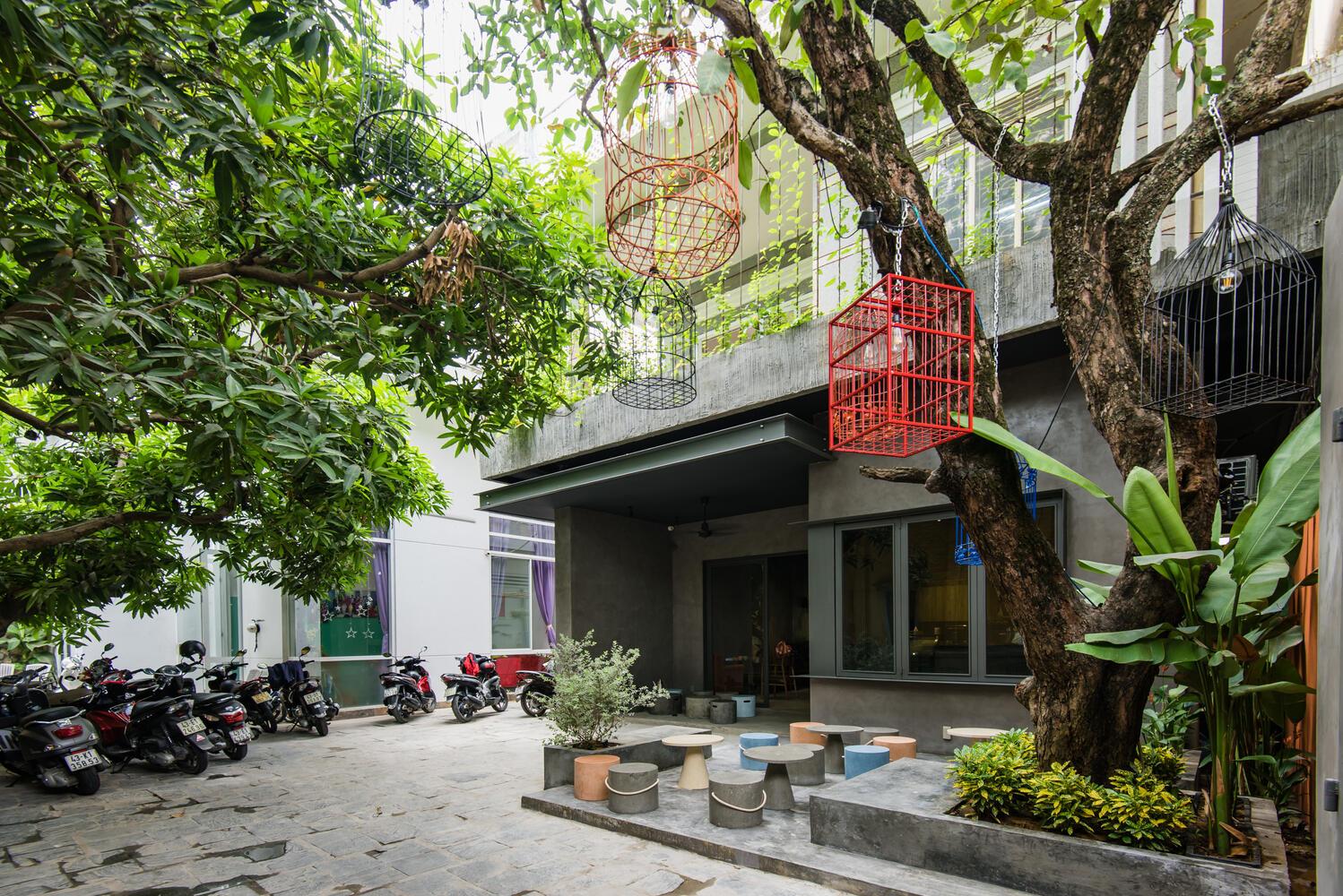 The 59 là một cửa hàng cà phê hoàn toàn mới, được chuyển đổi từ một tòa nhà cũ từ những năm 70 tại quận Hải Châu, TP Đà Nẵng. Khác với những quán cà phê mang phong cách hiện đại mà chúng ta thường bắt gặp ở Đà Nẵng - một thành phố đông đúc, The 59 nằm khuất cuối con hẻm nhỏ trên đường Hải Phòng.