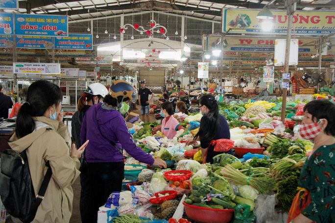Tiểu thương Đà Nẵng dọn hàng sớm trước cảnh đìu hiu chợ 30 Tết