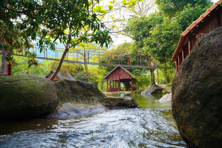 MÊ KHÔNG LỐI THOÁT VỚI VIEW ĐỒNG XANH, SUỐI TRONG LÀNH, NGÀN HOA KHOE SẮC TẠI ĐÀ THÀNH