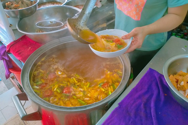 Quán bún chả cá không ngủ gần 50 năm ở Đà Nẵng níu chân thực khách - 3