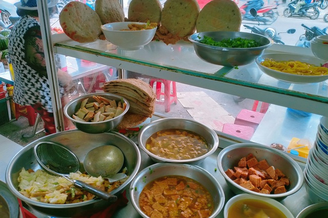 Quán bún chả cá “không ngủ” gần 50 năm ở Đà Nẵng níu chân thực khách