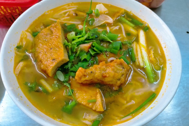 Quán bún chả cá không ngủ gần 50 năm ở Đà Nẵng níu chân thực khách - 1