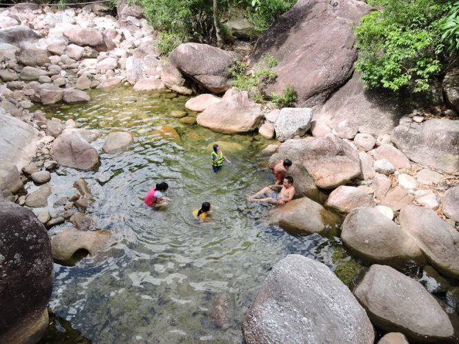 tắm suối ở khe lim