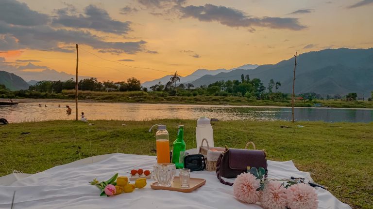 Bãi cỏ chill ven sông Cu Đê – Địa điểm lý tưởng rủ hội bạn thân cùng Picnic