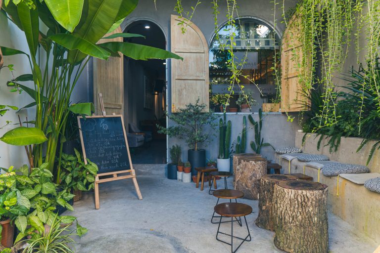Một thoáng châu Âu cổ điển trong La Feuille Cafe