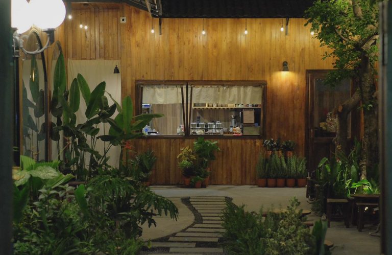 Bỏ qua giông bão, tìm về chốn thanh bình cùng Xém coffee