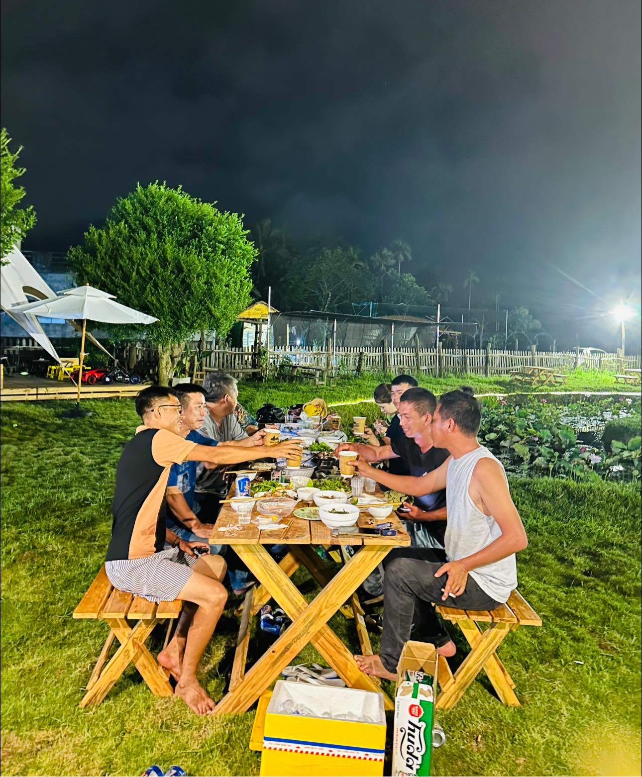 Tụ tập ăn uống là trải nghiệm không thể bỏ qua khi đến Hani Glamping.