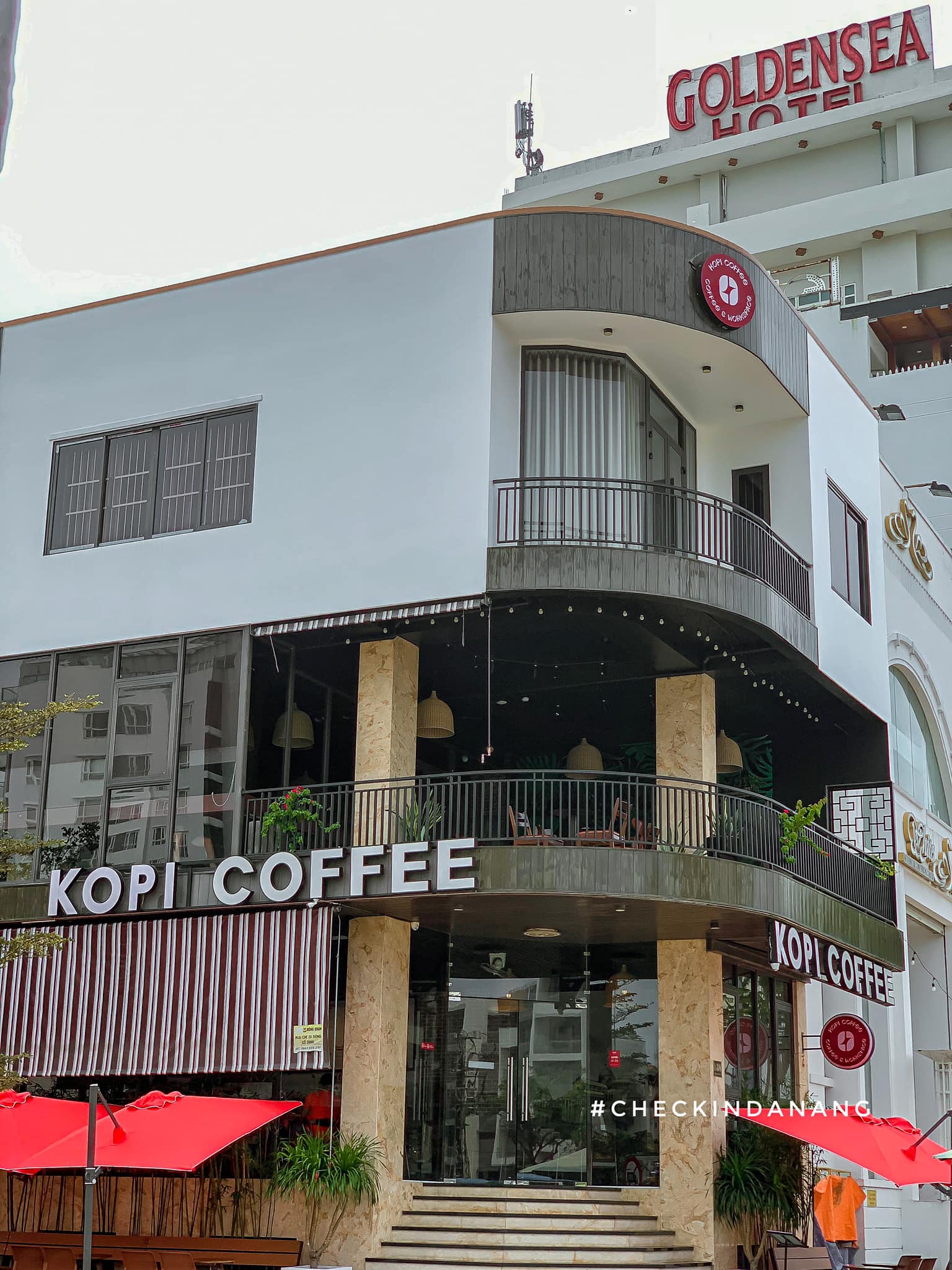 Quán cà phê chạy deadline KOPI nằm gần sát biển.