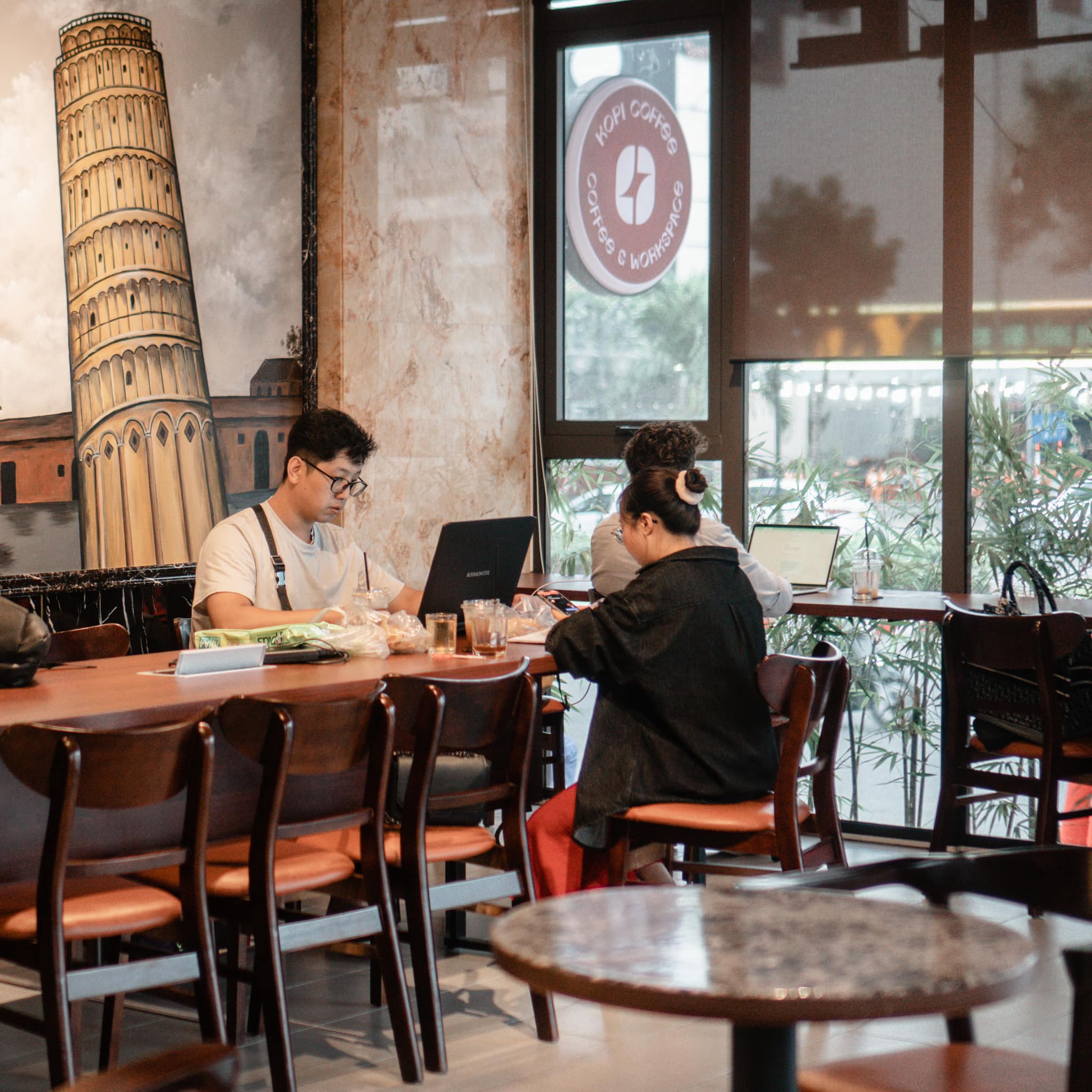 Tầng 2 rộng rãi, yên tĩnh khiến KOPI trở thành quán cà phê chạy deadline lý tưởng.
