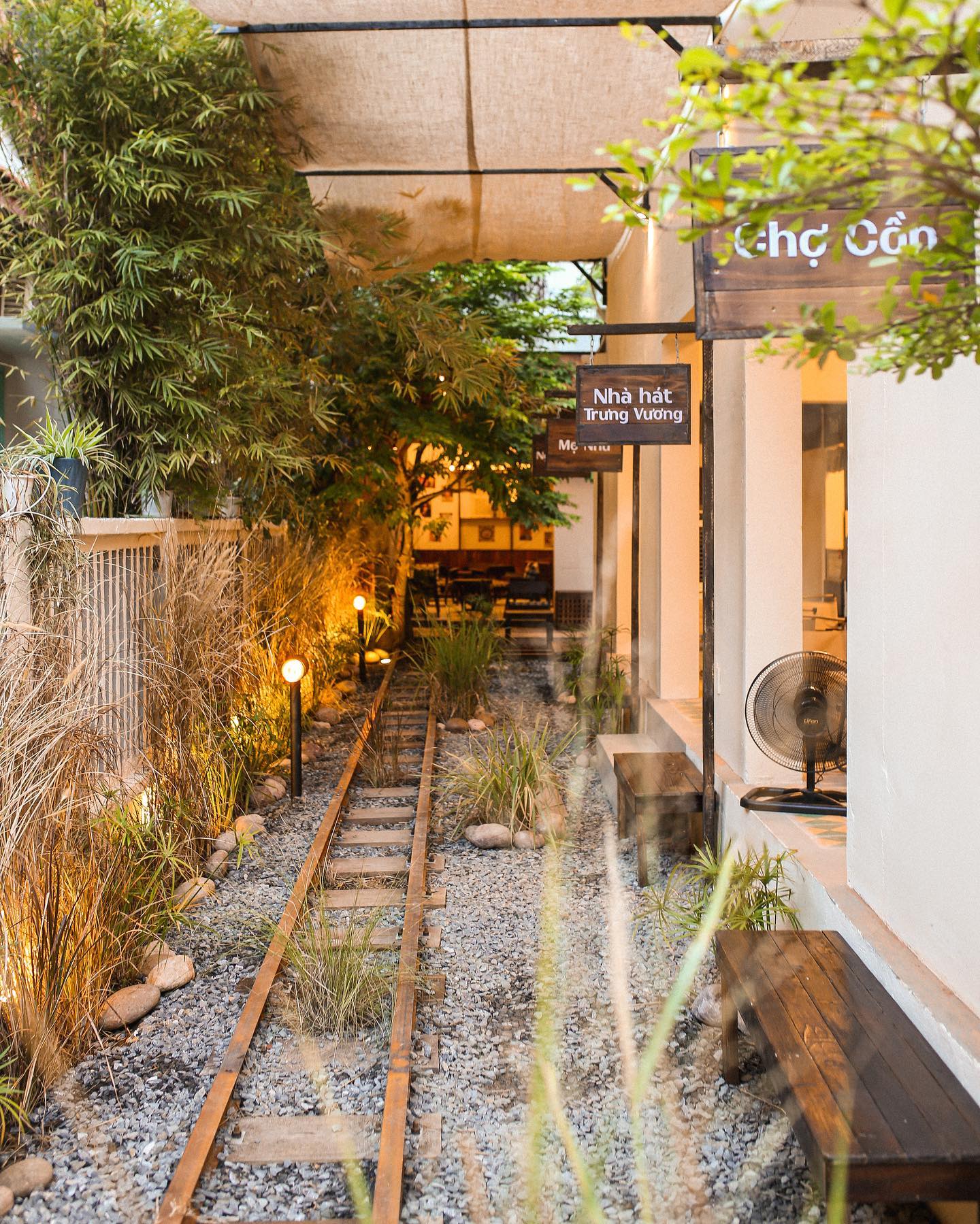 Trạm cafe sử dụng tông màu cổ điển.