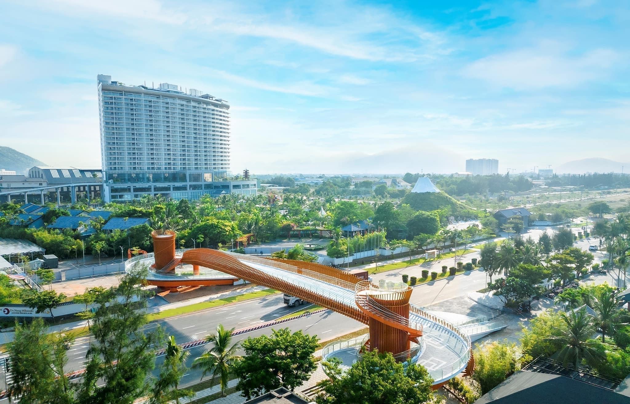 Cầu Mikazuki sở hữu ngàn góc sống ảo cực đẹp.