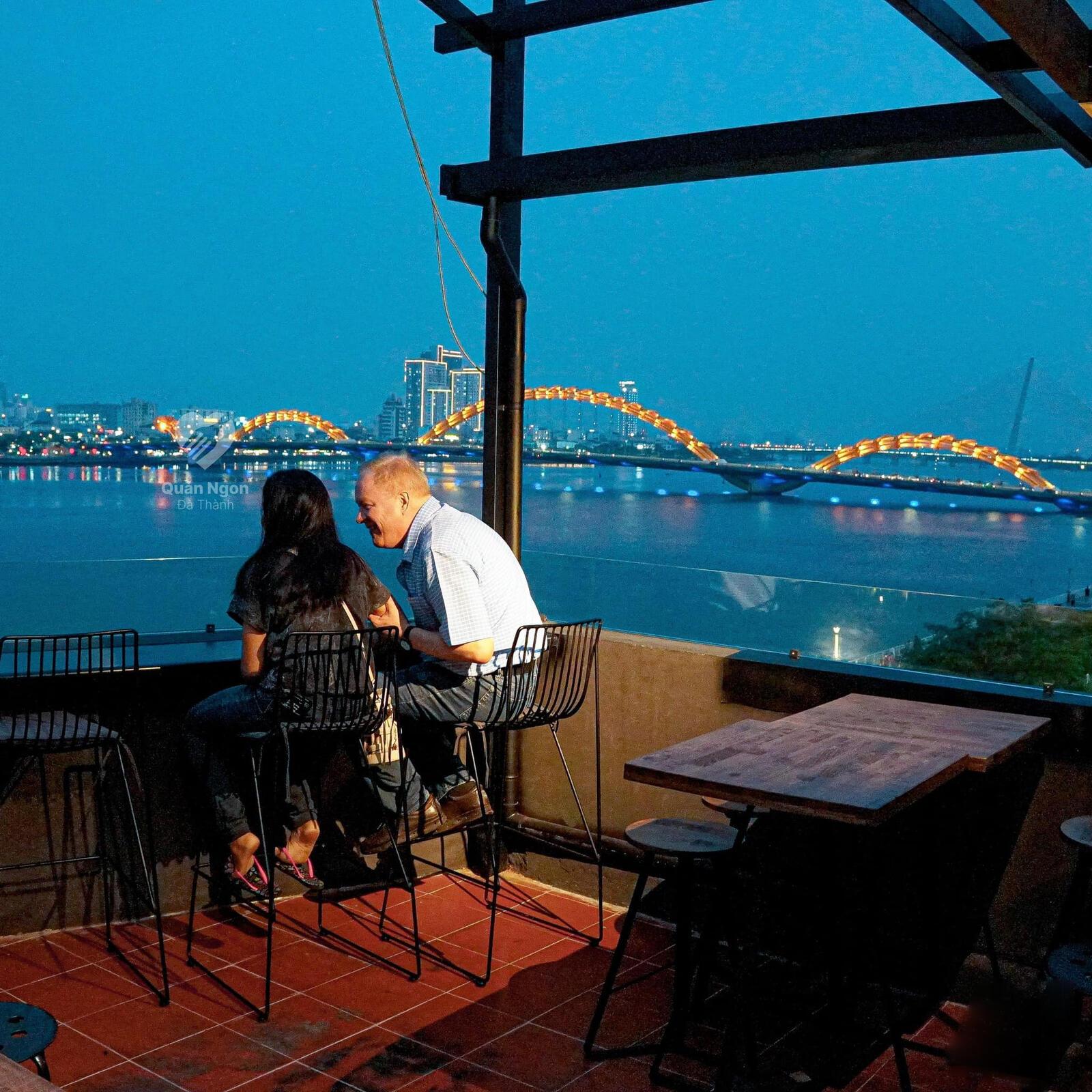 Quán phù hợp cho những buổi hẹn hò, chill cùng bạn bè hay thư giãn.