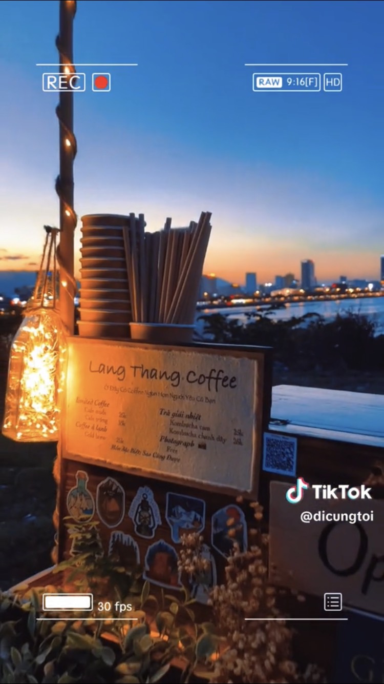 Chiếc xe cà phê tạo nên khung cảnh thật chill.