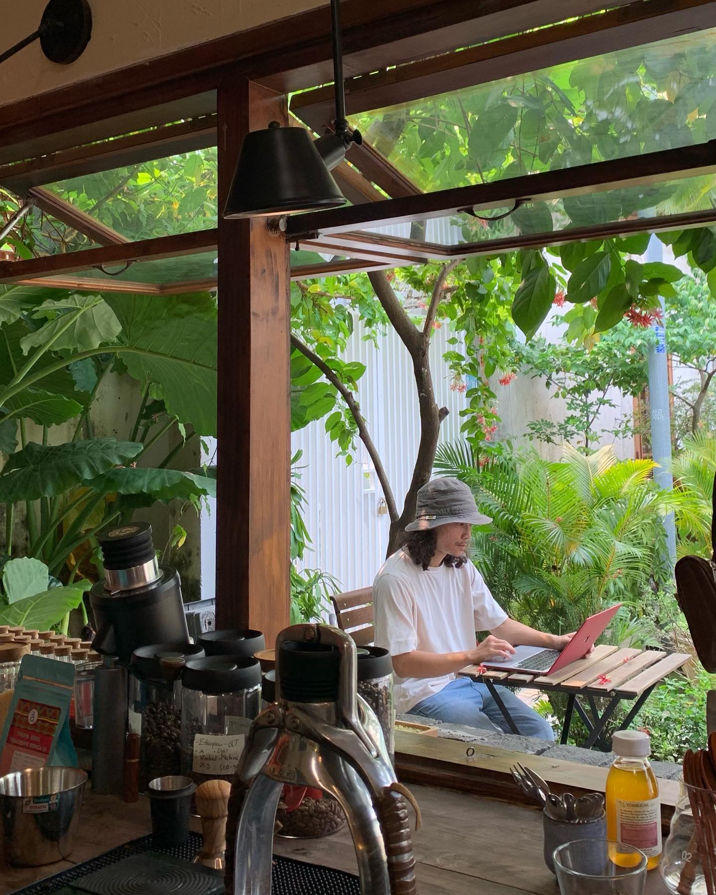 Khu vực bên ngoài mát mẻ.
