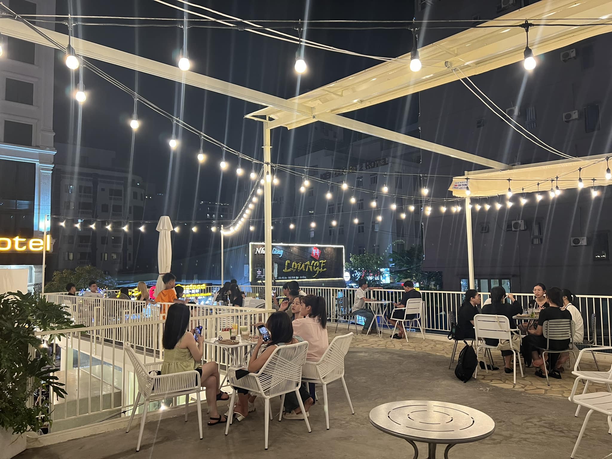 Khoảng sân thượng chill chill của I'm Coffee vào buổi tối.