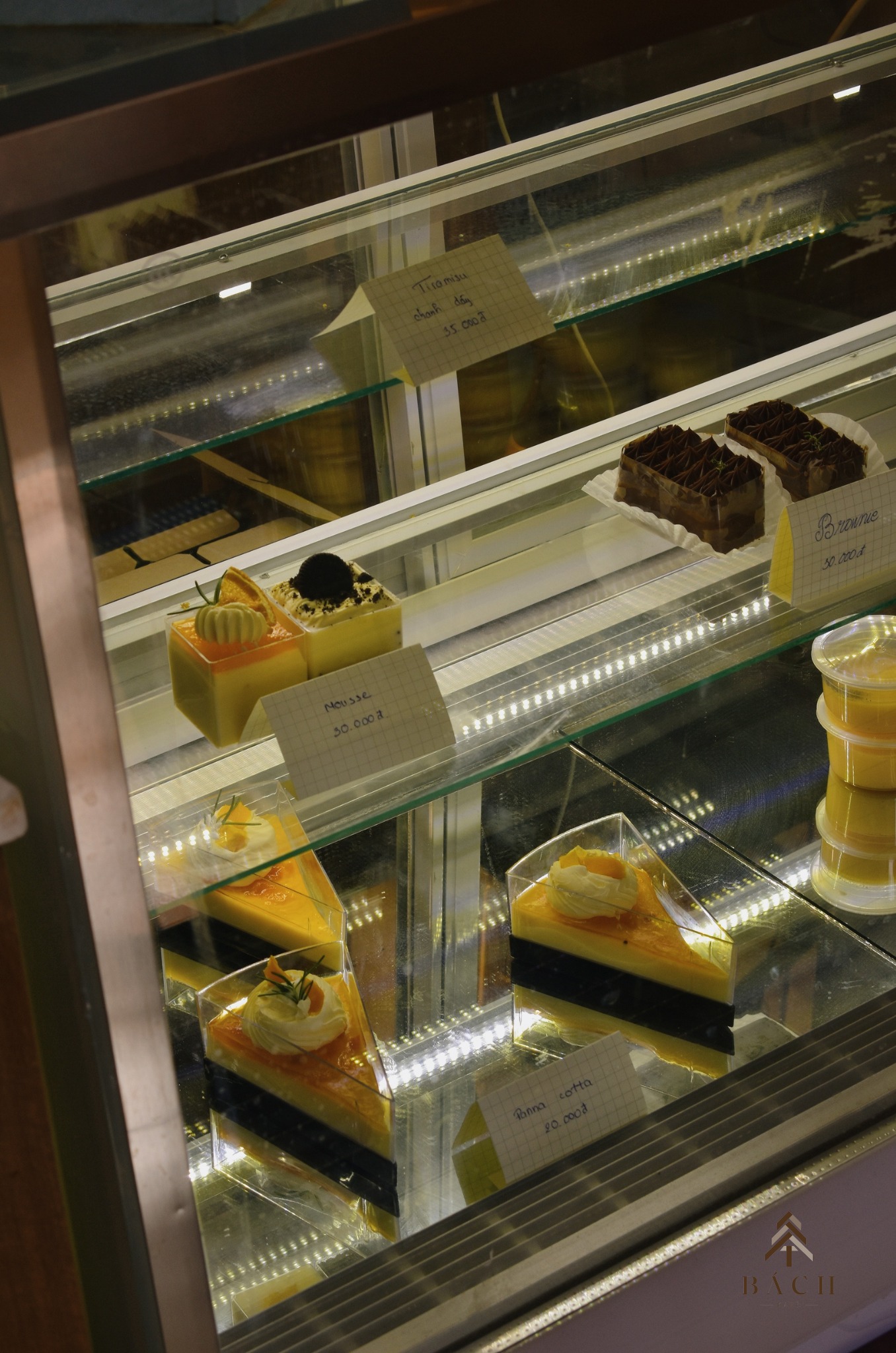 Bách Kafe phục vụ nước và đồ uống với giá thành hợp lý.