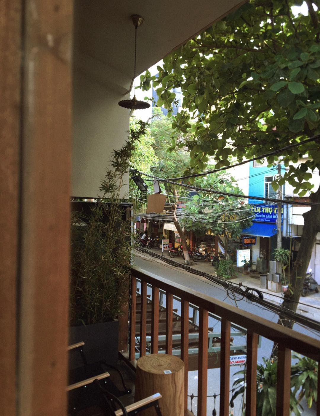 Khu vực ban công view đường phố.