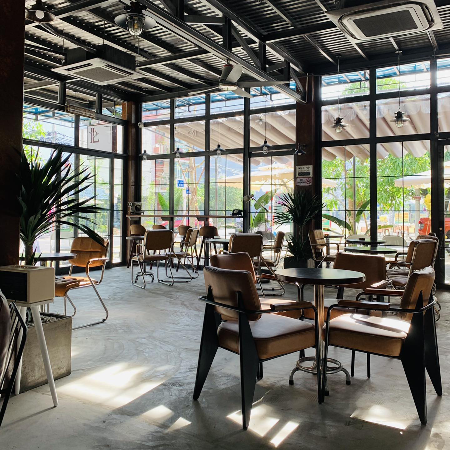 L Stand Coffee sở hữu không gian hoài cổ.