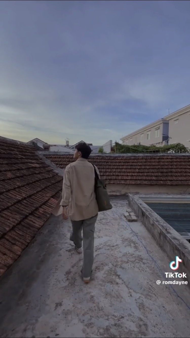 Điểm độc đáo của Tiệm Cà Phê Chú Mạnh là không gian mái ngói đủ rộng.