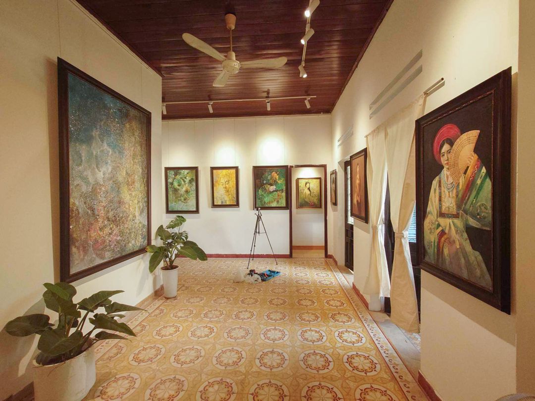 Phòng tranh đầy tính nghệ thuật.