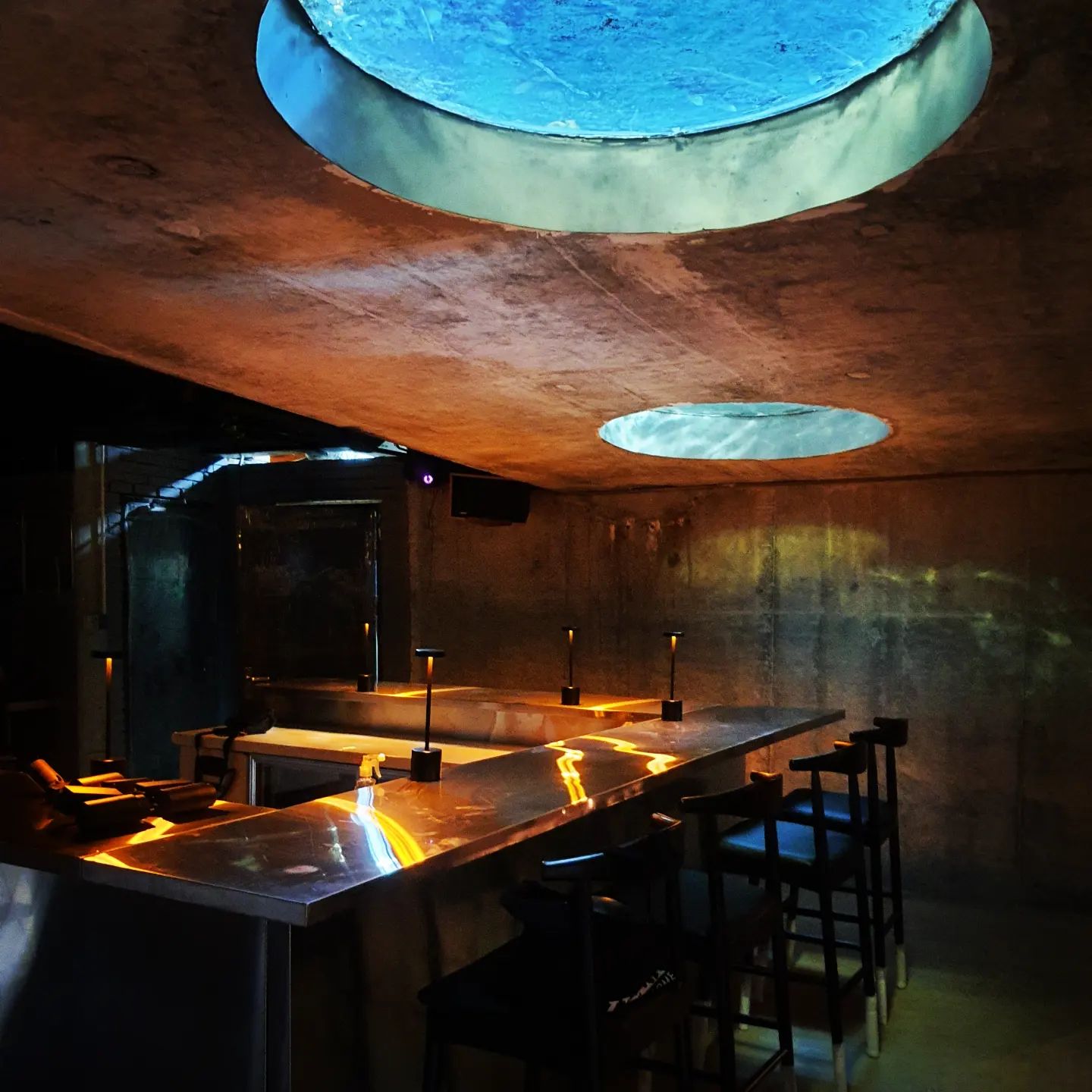 Under the sea bar như một đại dương bí ẩn.