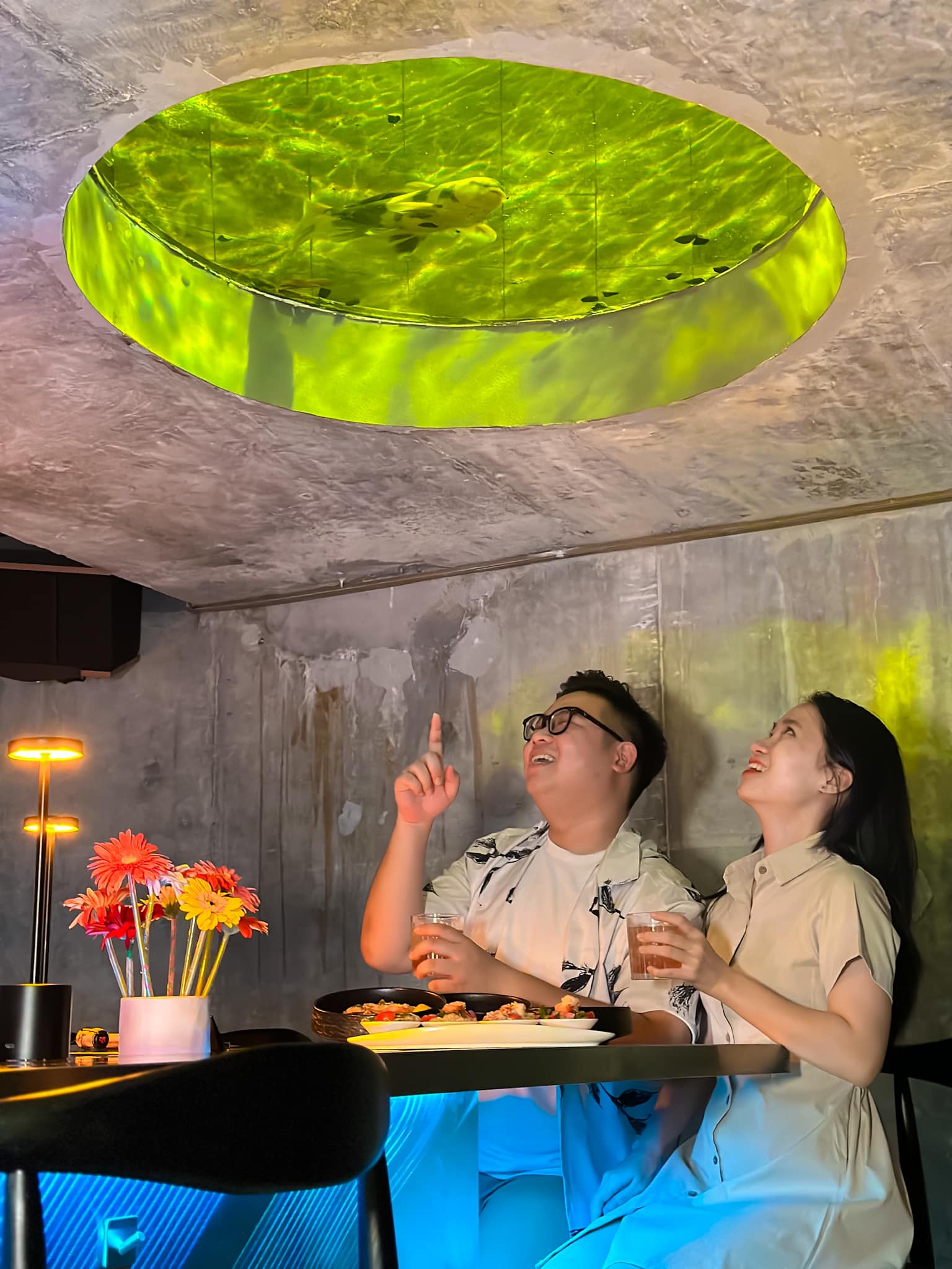 Khu vực quầy bar ấn tượng tại Under the sea.