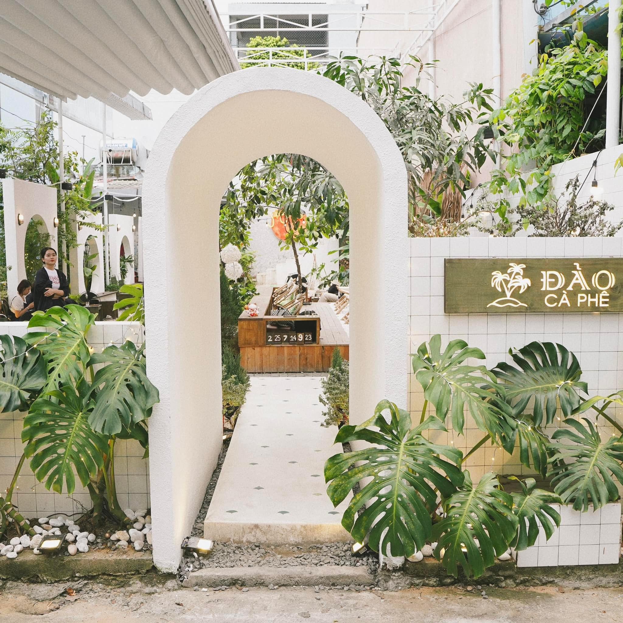 Quán sở hữu không gian sân vườn mát mắt.