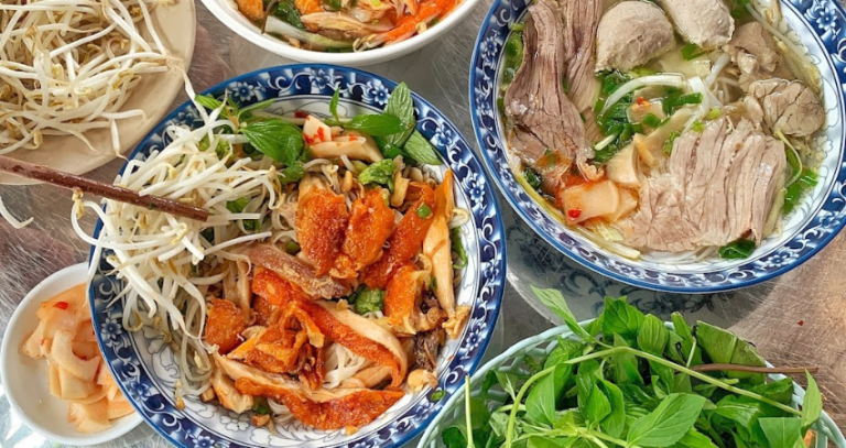 Tiệm phở Bắc Quốc Dân độc đáo giữa lòng Đà Nẵng