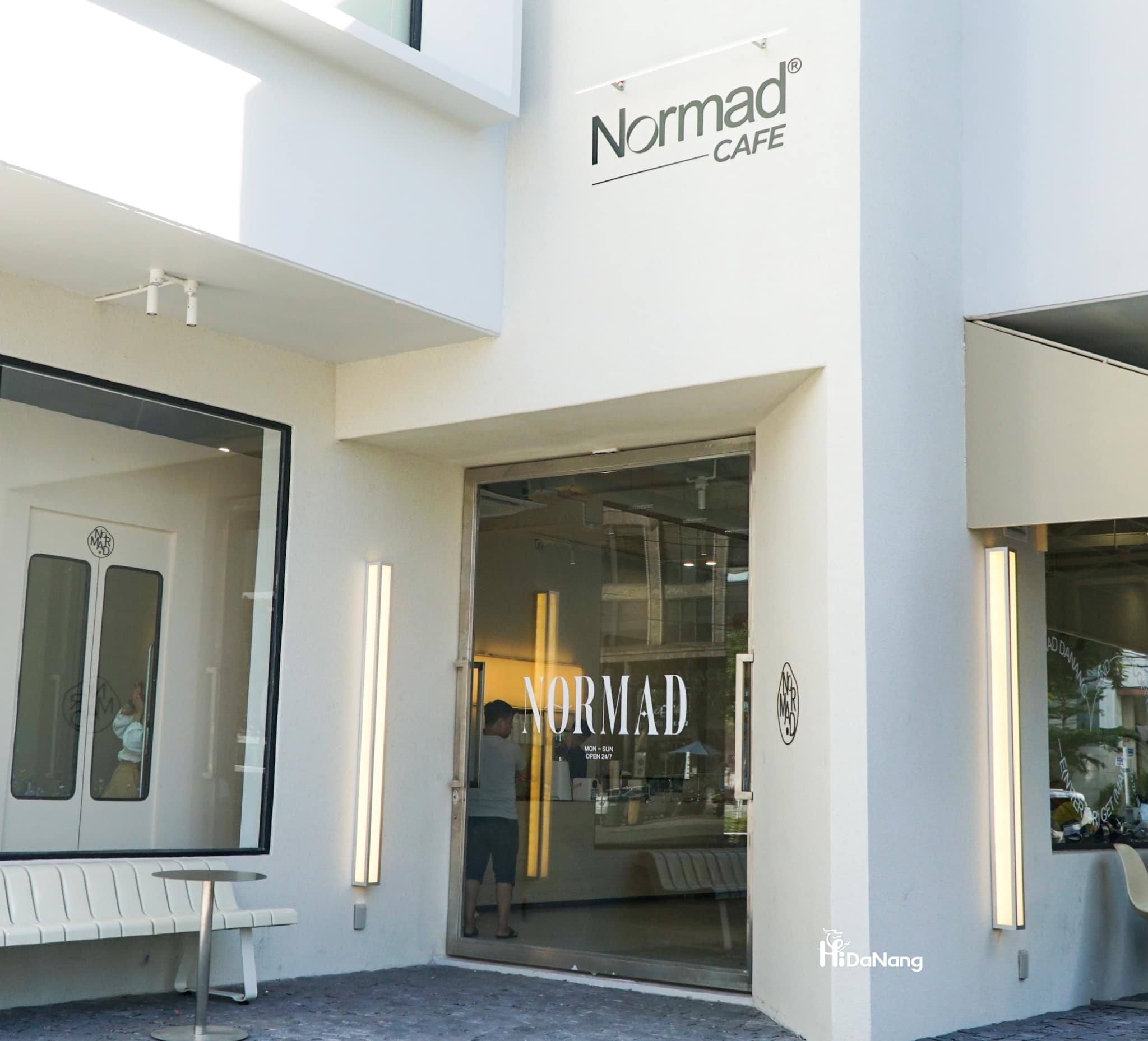 Normad Coffee phủ lên mình gom màu trắng nhẹ nhàng.