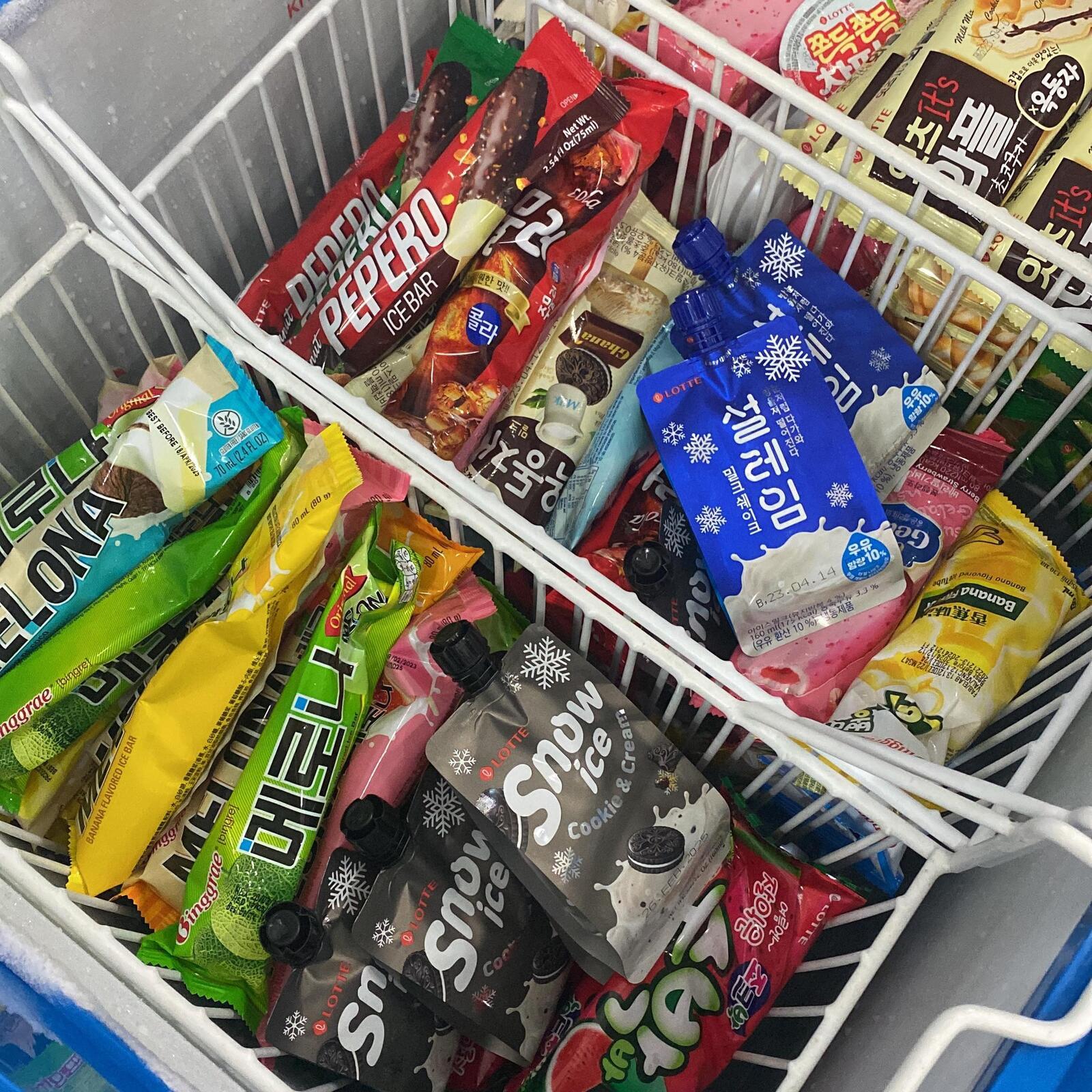 Cửa hàng có bán nhiều đồ ăn vặt Hàn Quốc.