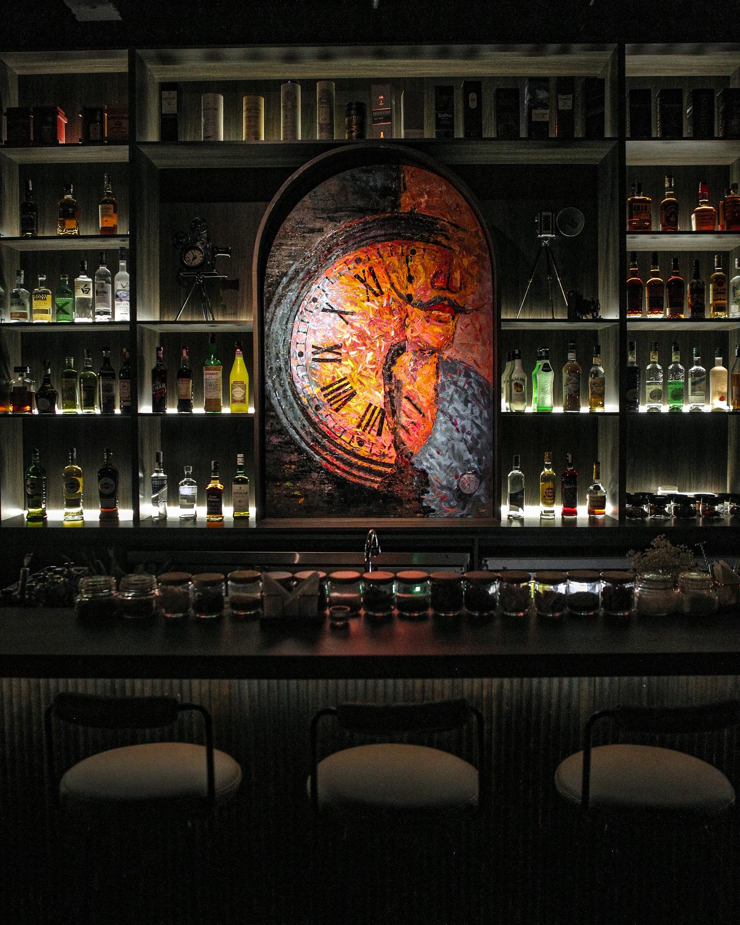Vấn Cocktail Bar có không gian vừa phải.