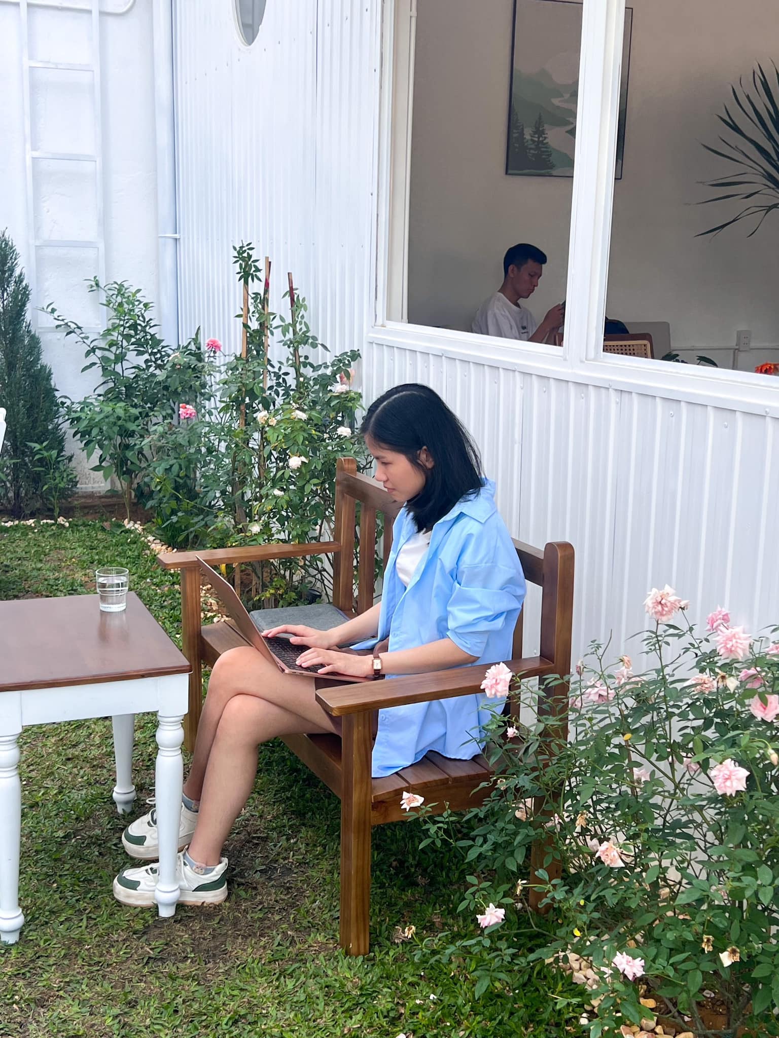 Khu vực ghế ngồi giữa vườn hoa hồng cực thơ.