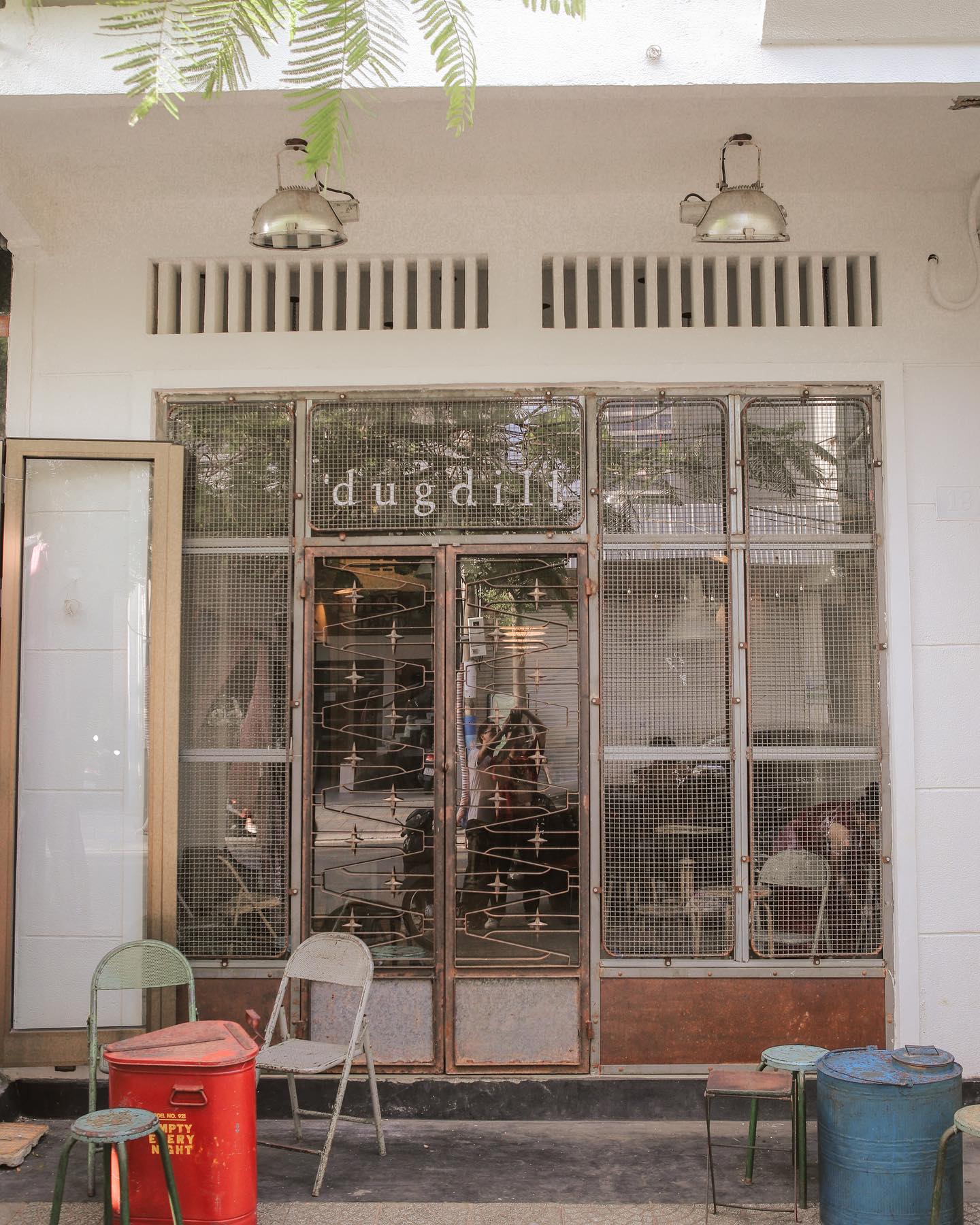 Dugdill nằm trên đường Hoàng Văn Thụ với mặt tiền xinh xắn.