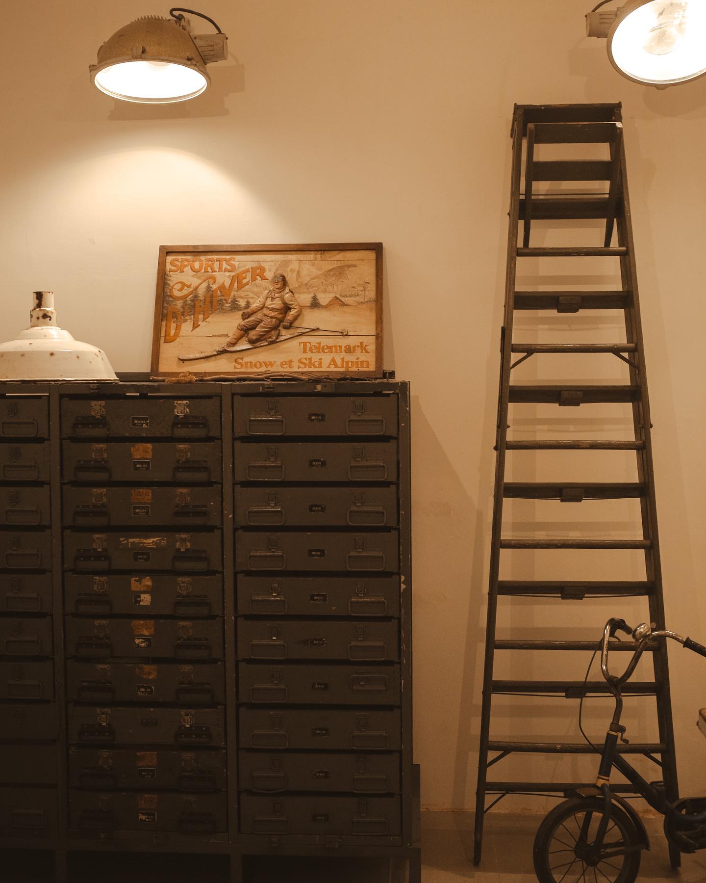 Nhiều vật decor xịn sò.
