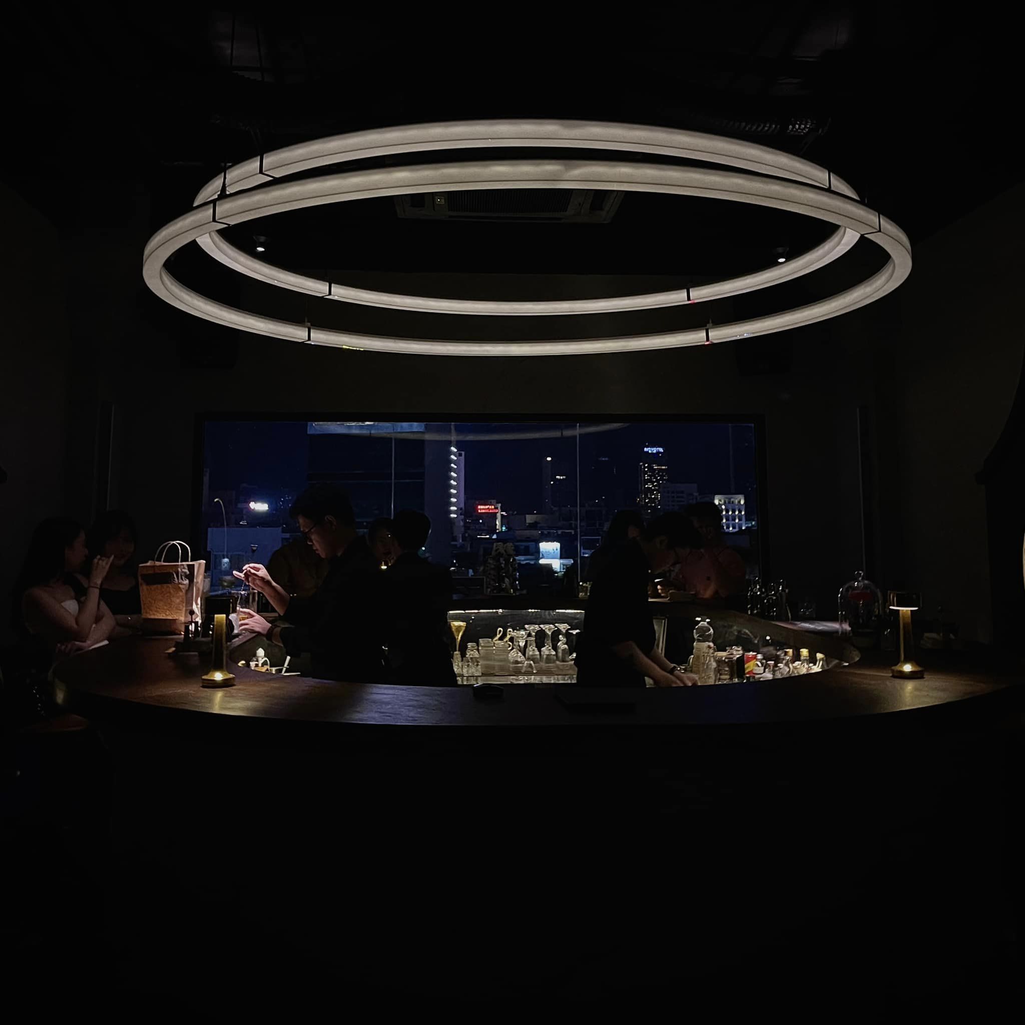 P. Antheon Cocktail Bar sở hữu view ngắm thành phố cực chill.