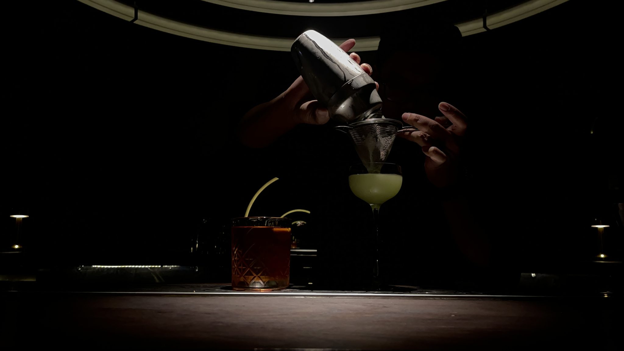 Trò chuyện cùng bartender để nghe câu chuyện đằng sau các ly cocktail là một trải nghiệm thú vị.