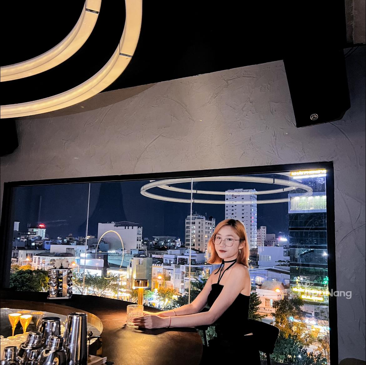 Không gian P. Antheon Cocktail Bar phù hợp với nhiều cuộc hẹn hò, tụ tập,...