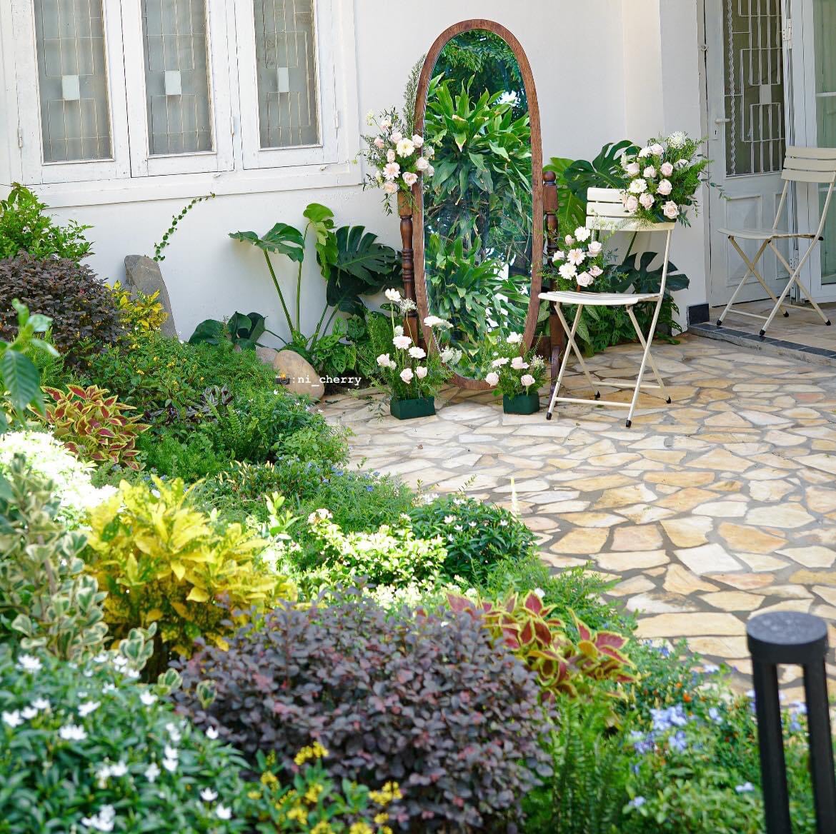 Và rất nhiều cây xanh, hoa lá.