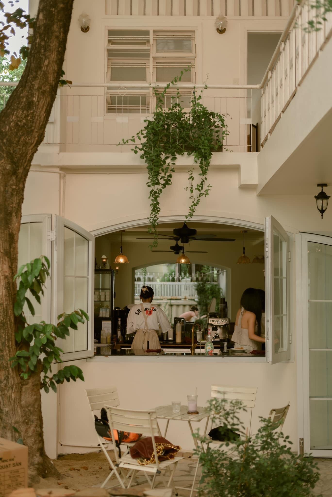Một chút bình yên, nên thơ tại quán cà phê.