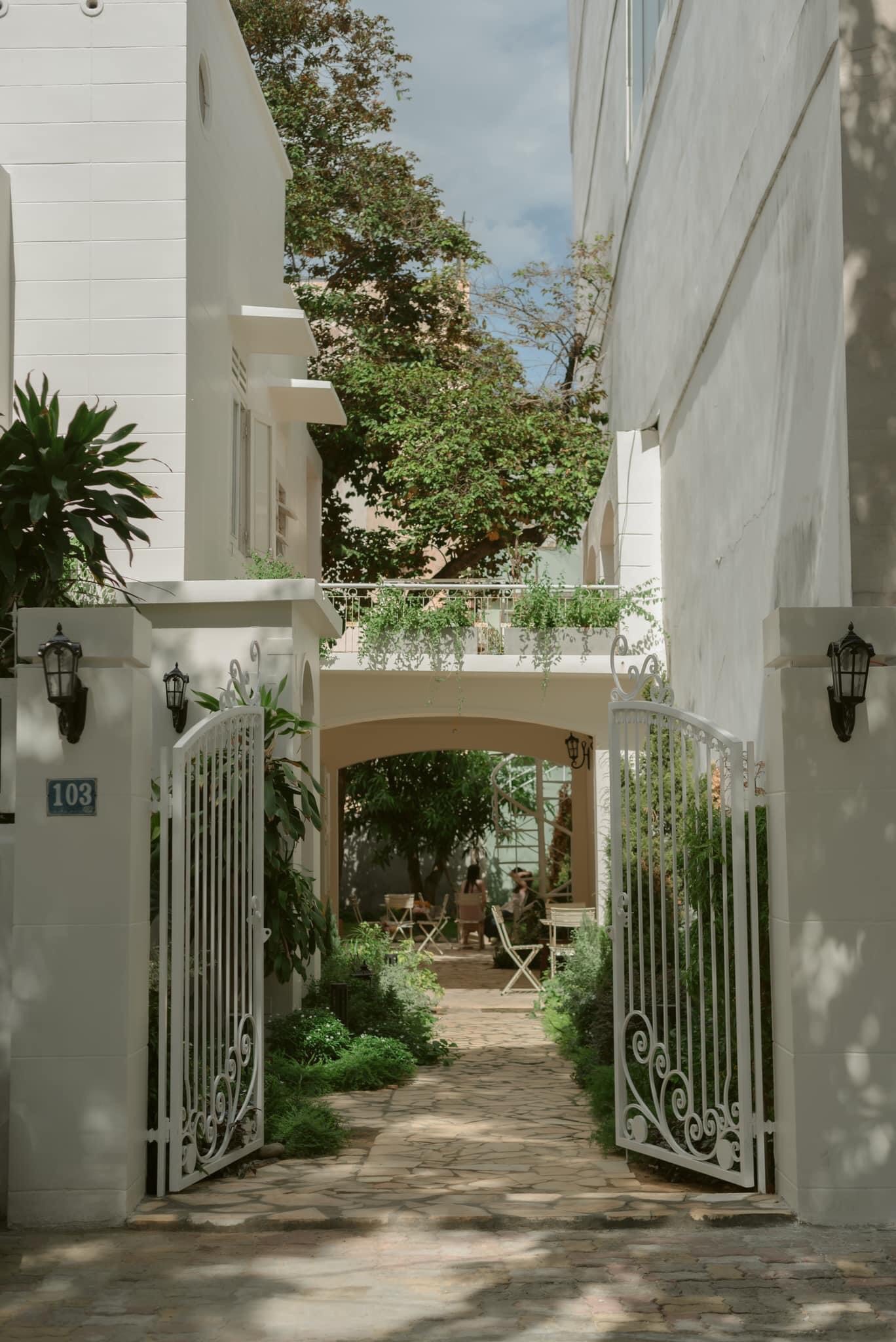 The Bloom Garden mang thiết kế biệt thự kiểu Pháp cổ.