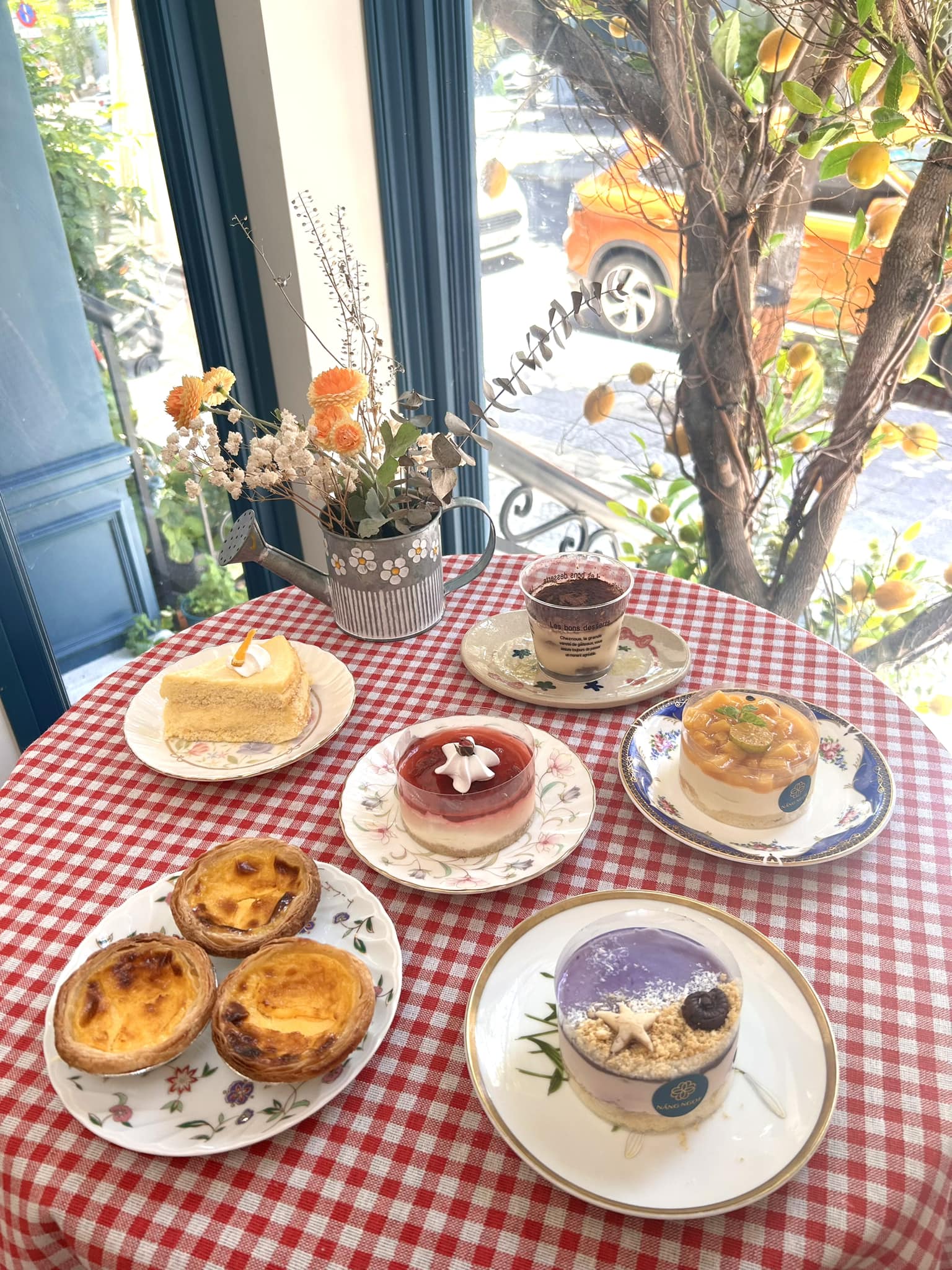 Quán có menu đa dạng bánh ngọt và nước.